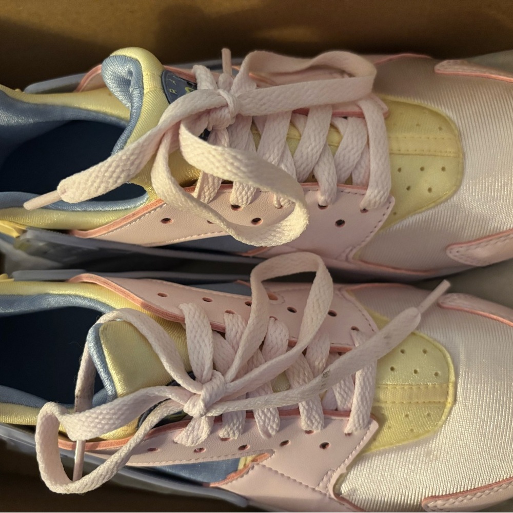 Nike Pink,Blue ,and Yellow Nike Huarache Run. Excellent condition - Picture 2 of 7